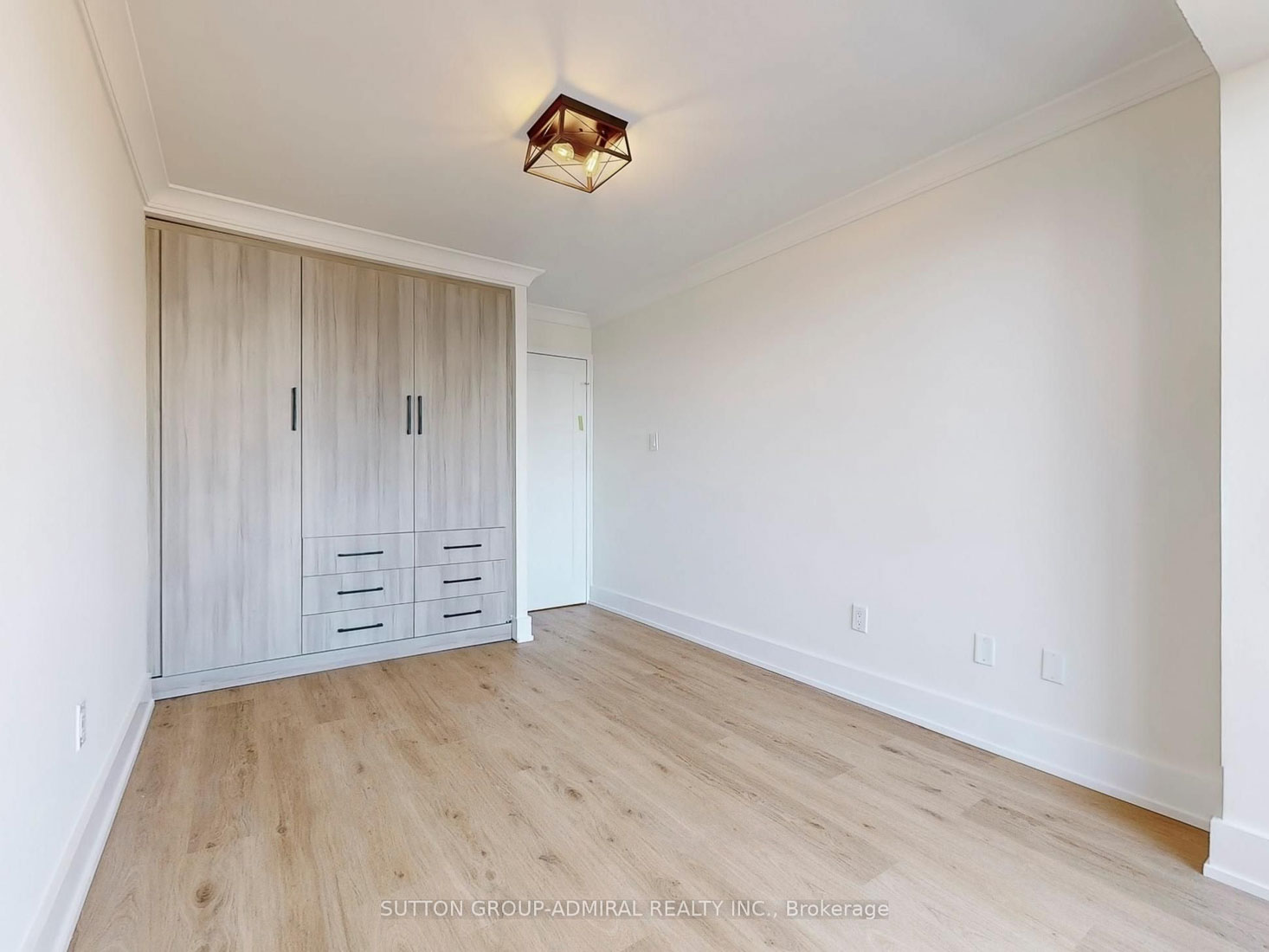 Vaughan condo crown moulding and wainscoting 8