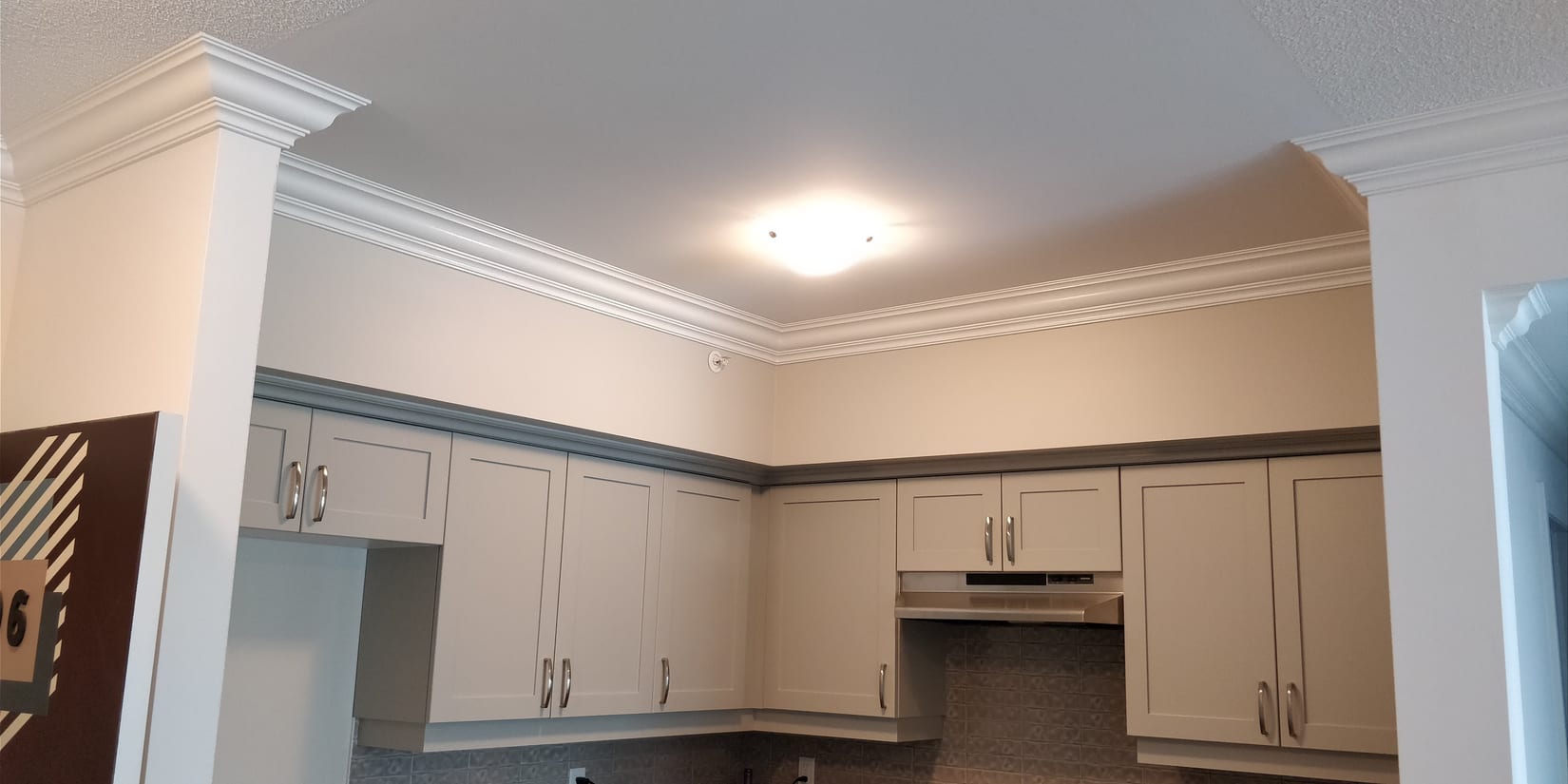 Crown moulding running around a Mississauga kitchen ceiling and boxed column