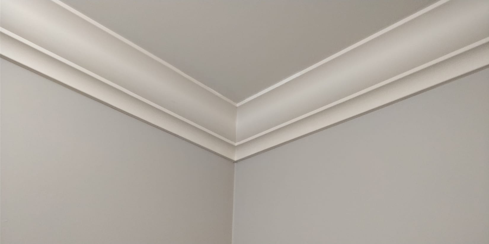 Multi-piece crown moulding meeting at an inside corner in a Mississauga home